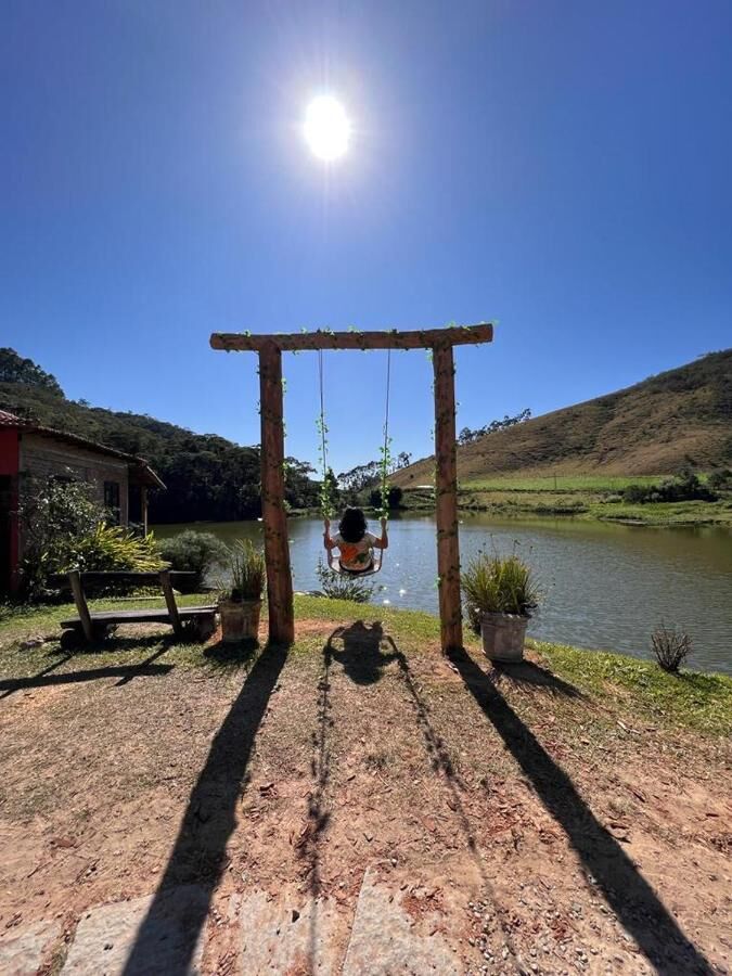 Balanço de madeira à beira do lago