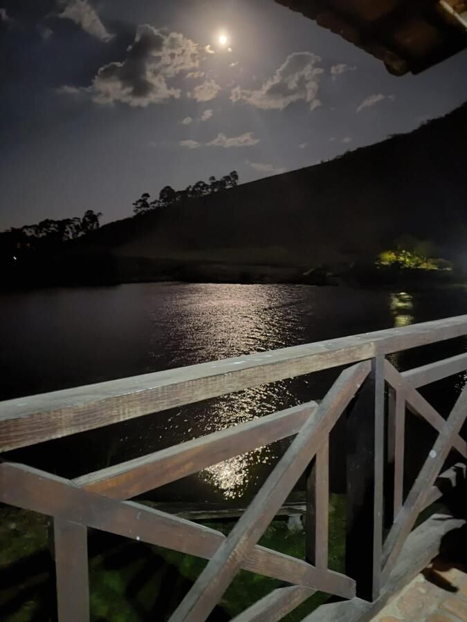 Lua cheia sobre o lago