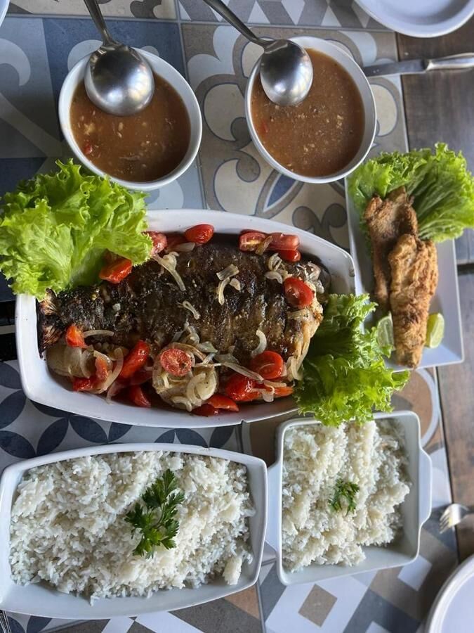 Café da manhã com frios e pães