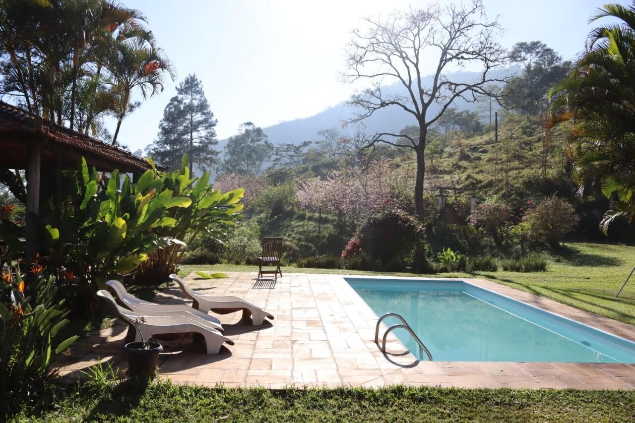 Espreguiçadeiras à beira da piscina