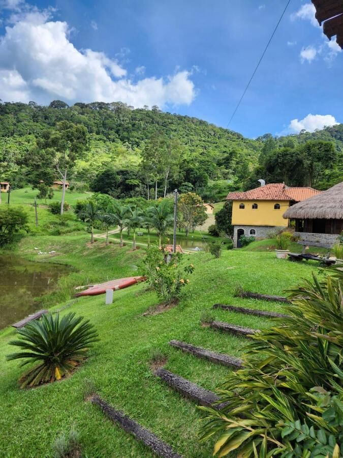 Chalés na encosta gramada
