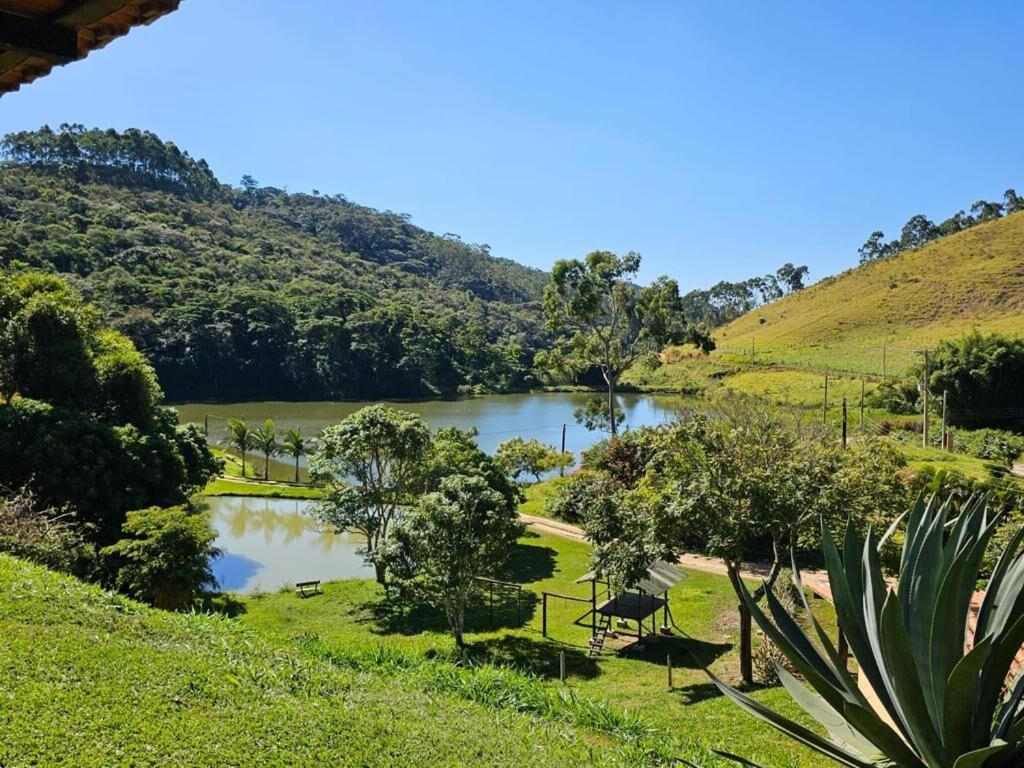 Lago e montanhas em dia ensolarado