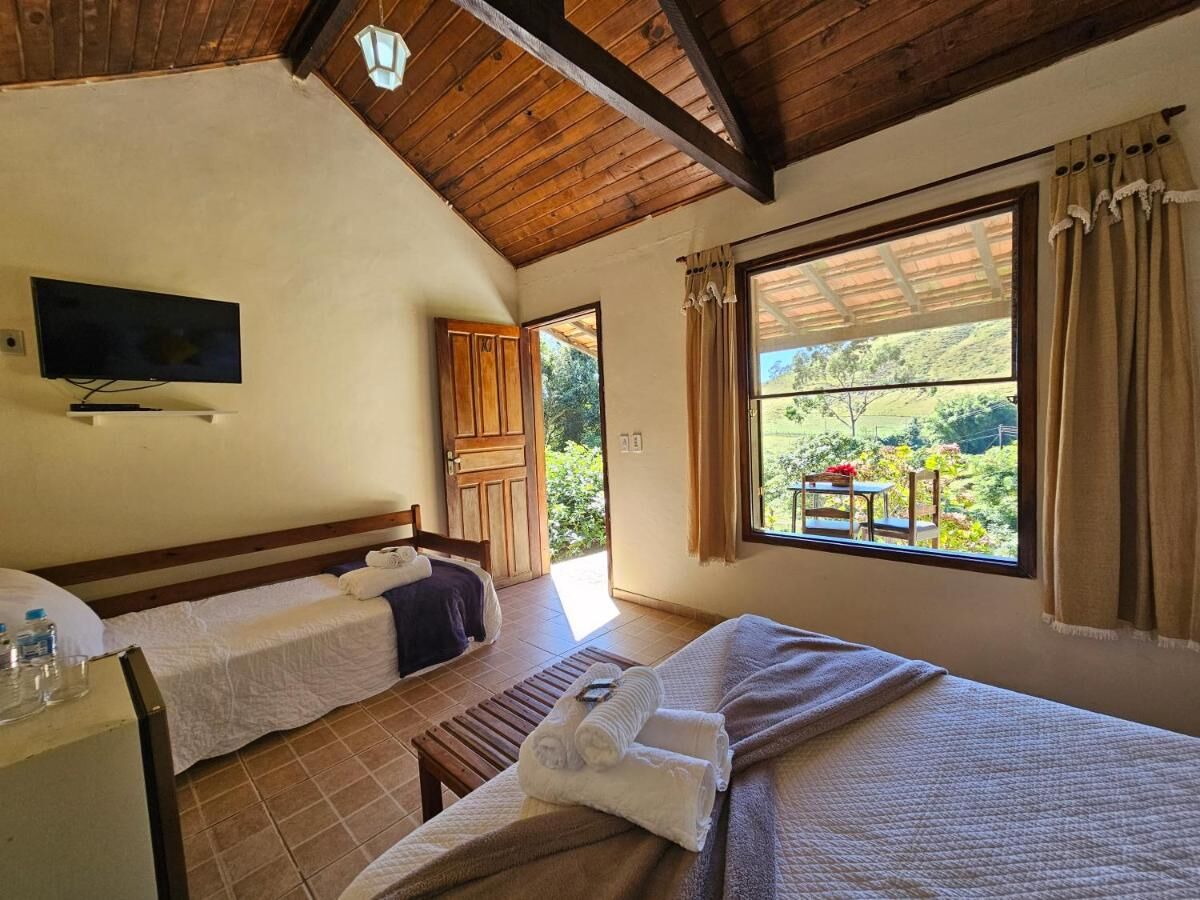 Quarto com TV e janela